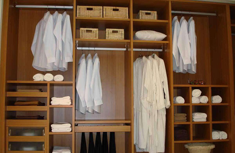 定制衣柜實木和芯板材料哪種好？區(qū)別在這里